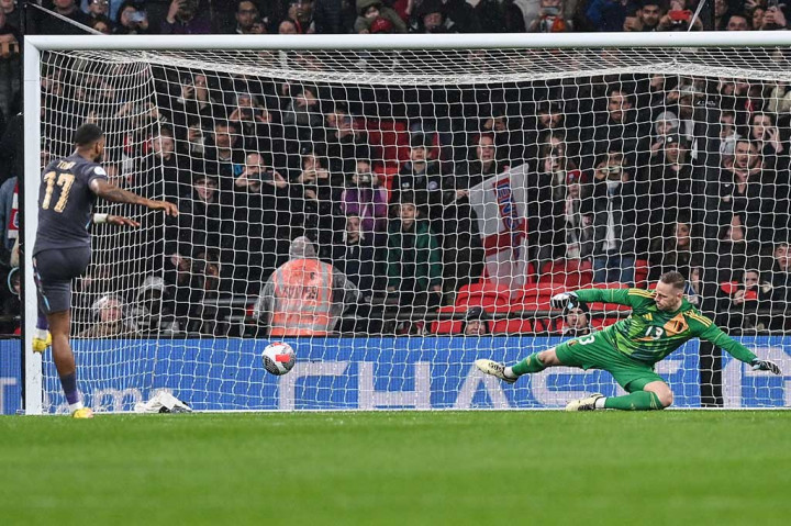 Ivan Toney membuat skor 1-1 pada menit ke-17 lewat sepakan penaltinya yang gagal dihalau kiper Belgia Matz Sels.