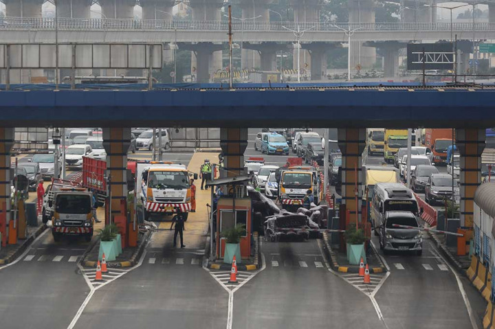 Petugas gabungan Polisi dan Jasa Marga melakukan evakuasi kendaraan yang mengalami kecelakaan beruntun di pintu tol Halim utama, Jakarta Timur, Rabu, 27 Maret 2024.