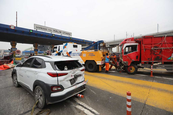 Kecelakaan beruntun yang melibatkan tukuh kendaraan terjadi di Gerbang Tol Halim Utama, Jakarta Timur, Rabu, 27 Maret 2024 pagi WIB. Petugas kini tengah melakukan evakuasi kendaraan dan pengaturan lalu lintas.