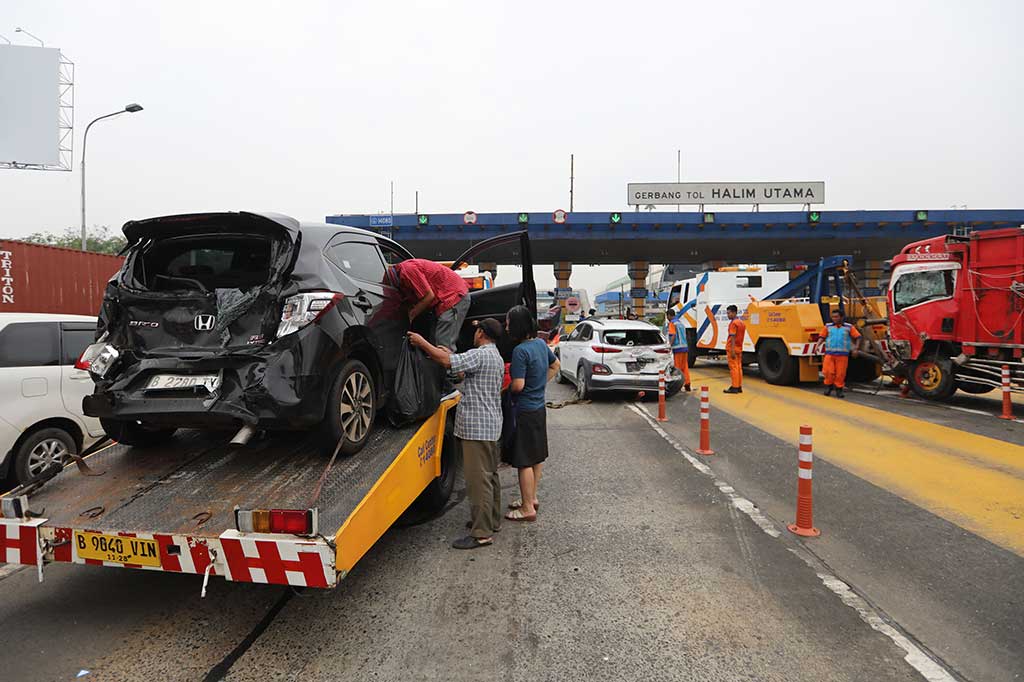 Diduga berkendara secara ugal-ugalan, kendaraan truk engkel (light truck) menyebabkan kecelakaan di Gerbang Tol Halim Utama. Kendaraan datang dari arah Jatiwaringin dan berkendara secara tidak teratur mendekati Gerbang Tol Halim Utama sehingga menabrak beberapa kendaraan di depannya dan berakhir terbalik miring.