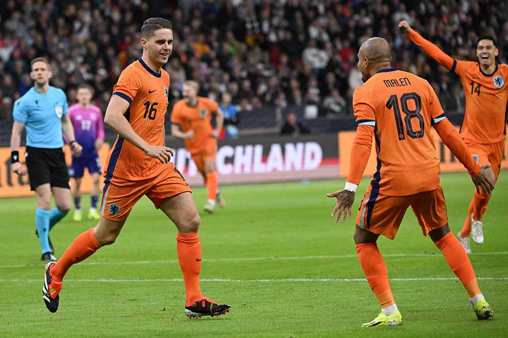 Belanda berhasil unggul lebih dulu lewat gol cepat Joey Veerman saat laga baru berjalan empat menit. Gelandang PSV itu menaklukkan kiper Marc-Andre ter Stegen dengan sepakan first time dari tengah kotak penalti untuk mengubah skor menjadi 1-0.