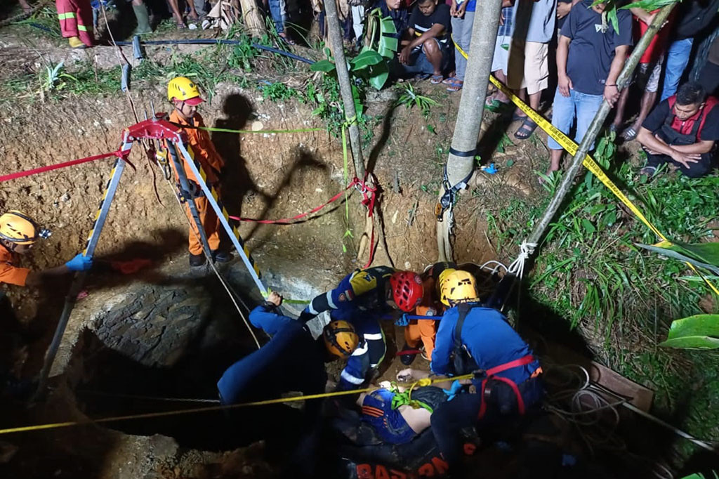 Roni, 35, warga Kampung Litungsari, Desa Parung, Kecamatan Cibalong dan Yayat Sutisna, 51, warga Kampung Bantar Sereh, Desa Hegarwangi, Kecamatan Bantarkalong, Kabupaten Tasikmalaya, meninggal di dalam sumur. 