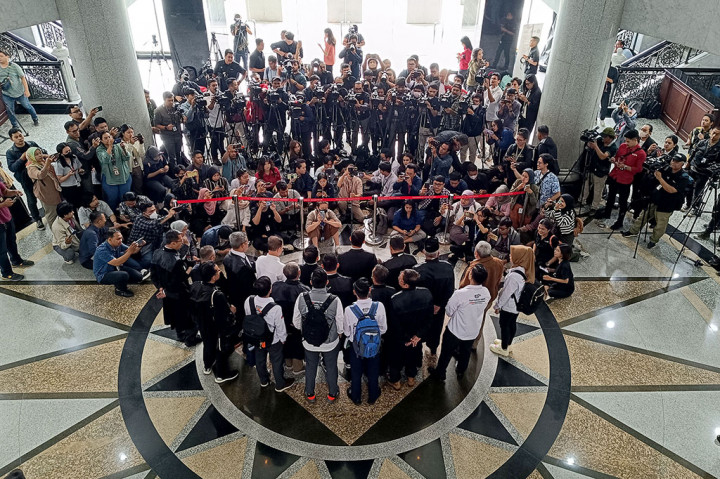 Calon presiden dan calon wakil presiden nomor urut 01 Anies Baswedan (tengah) didampingi Muhaimin Iskandar (kedua kanan) bersama Tim Hukum menyampaikan konperensi pers usai hadir dalam sidang perdana Perselisihan Hasil Pemilihan Umum (PHPU) Pilpres 2024 di Gedung Mahkamah Konstitusi, Medan Merdeka Barat, Jakarta, Rabu, 27 Maret 2024. 