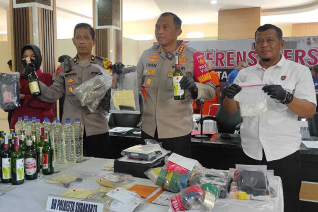 Secara keseluruhan, tidak ada yang menonjol selama pelaksanaan Operasi Pekat yang berlangsung sepanjang Ramadan ini. Selain menjaring pengedaran minuman keras, prostitusi, perjudian dan narkoba, maka penangkapan dua orang mengaku polisi membawa senjata airgun, menjadi kasus menarik untuk dikulik.