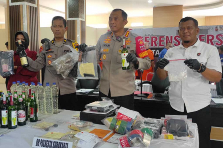 Secara keseluruhan, tidak ada yang menonjol selama pelaksanaan Operasi Pekat yang berlangsung sepanjang Ramadan ini. Selain menjaring pengedaran minuman keras, prostitusi, perjudian dan narkoba, maka penangkapan dua orang mengaku polisi membawa senjata airgun, menjadi kasus menarik untuk dikulik.