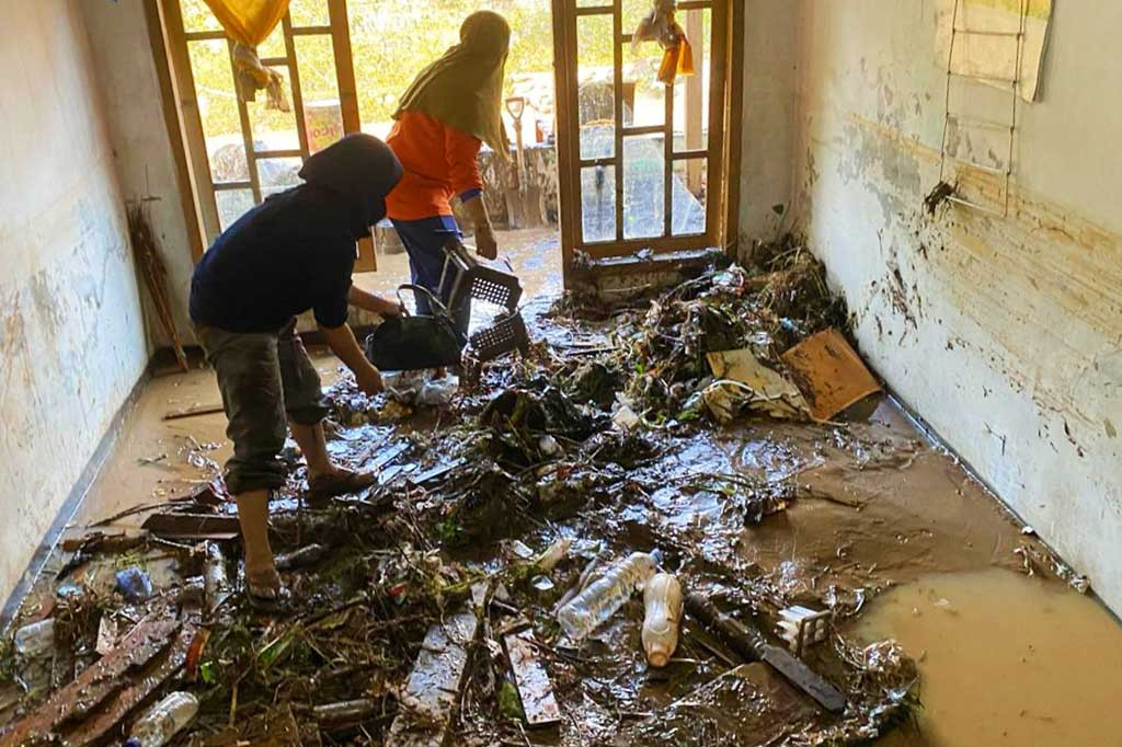 Bencana kembali menerjang wilayah Kabupaten Bandung Barat. Kali ini banjir bandang di Desa Nyalindung, Kecamatan Cipatat yang terjadi pada Rabu, 27 Maret 2024 dini hari.