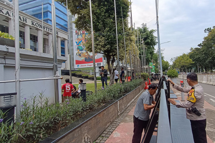 Kepolisian mengerahkan 1.233 personel gabungan untuk mengamankan sidang pendahuluan Perselisihan Hasil Pemilihan Presiden Umum (PHPU) Presiden dan Wakil Presiden Tahun 2024 di Gedung Mahkamah Konstitusi (MK), Gambir, Jakarta Pusat.