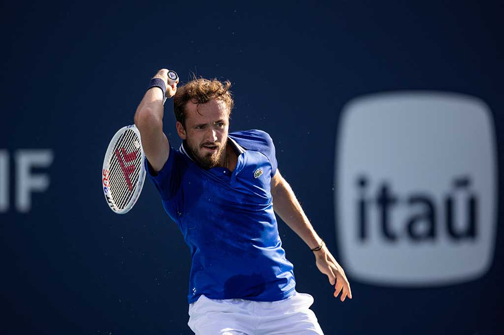 Sejumlah kesalahan sendiri yang tidak seperti biasanya dari Medvedev membuat set pertama berjalan ketat, namun begitu ia bangkit dari 0/4 untuk meraih tie-break, ia melaju tanpa henti.