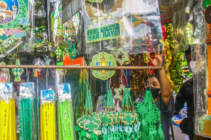 Adapun yang dijual mulai dari ornamen ketupat, ornamen masjid dan ucapan Idul Fitri dijual mulai Rp25 ribu hingga Rp300 ribu tergantung bahan dan ukuran. 
