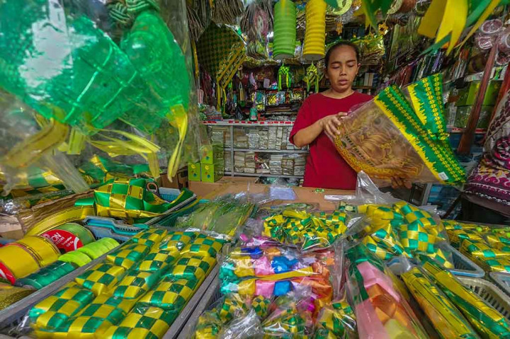 Aktivitas jual beli pernak-pernik Ramadan dan Lebaran di Pasar Asemka, Pinangsia, Jakarta Barat, Rabu, 27 Maret 2024. 