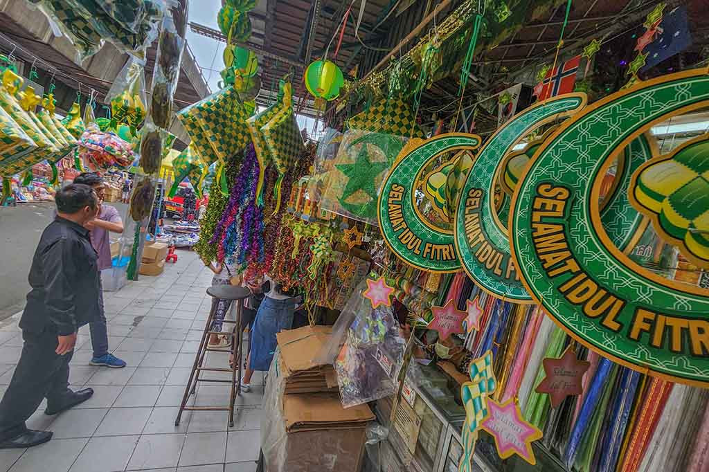 Menurut pedagang, penjualan pernak-pernik Ramadan dan Lebaran meningkat 30 persen jika dibandingkan bulan biasa. 