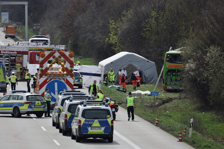 Bus tersebut keluar dari jalan raya A9 dan terbalik pada pagi hari antara Wiedemar dan persimpangan jalan raya Schkeuditzer Kreuz, kata polisi.