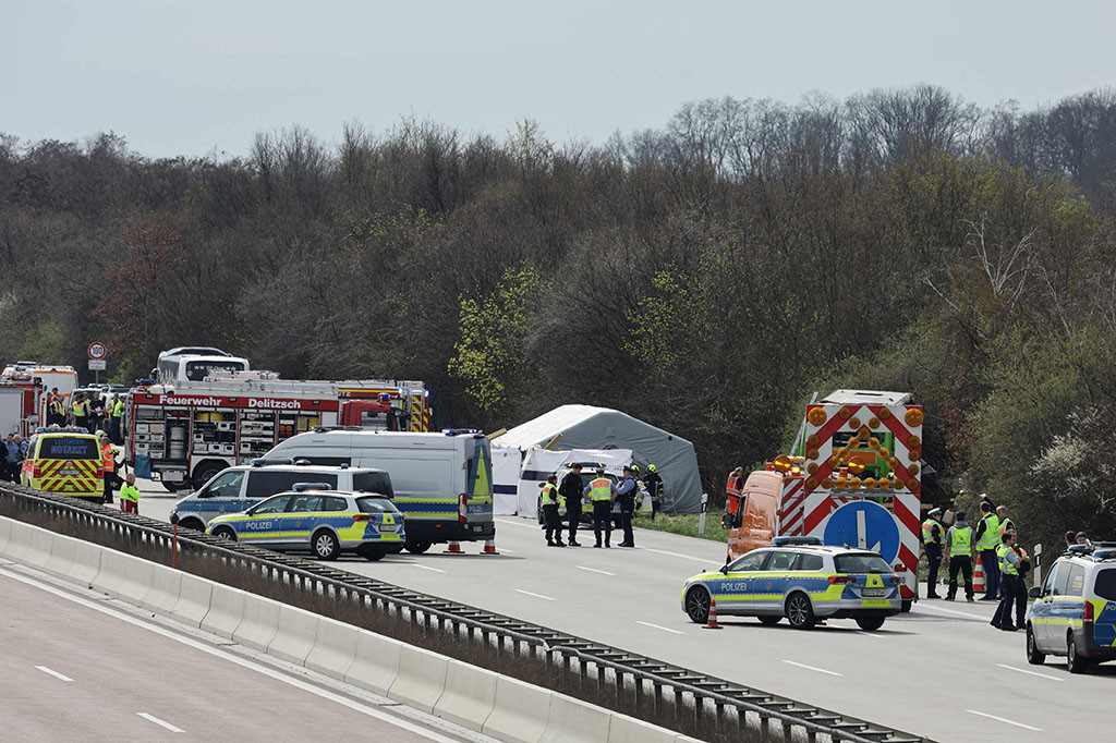 Bus itu milik perusahaan perjalanan Jerman Flixbus dan sedang dalam perjalanan dari Berlin ke Zurich, kata Flixbus dalam sebuah pernyataan.