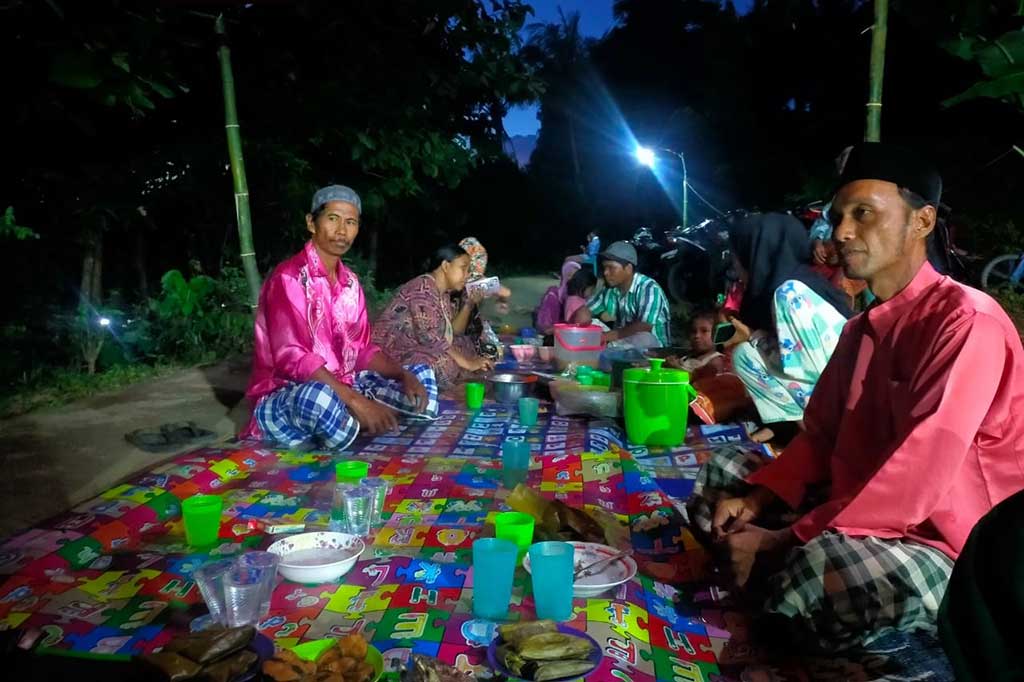 Ribuan warga korban gempa magnitudo 6,5 di Pulau Bawean, Gresik, Jawa Timur masih bertahan di sejumlah posko pengungsian. Mereka tersebar di sejumlah tenda pengungsian di wilayah Kecamatan Sangkapura dan Tambak.