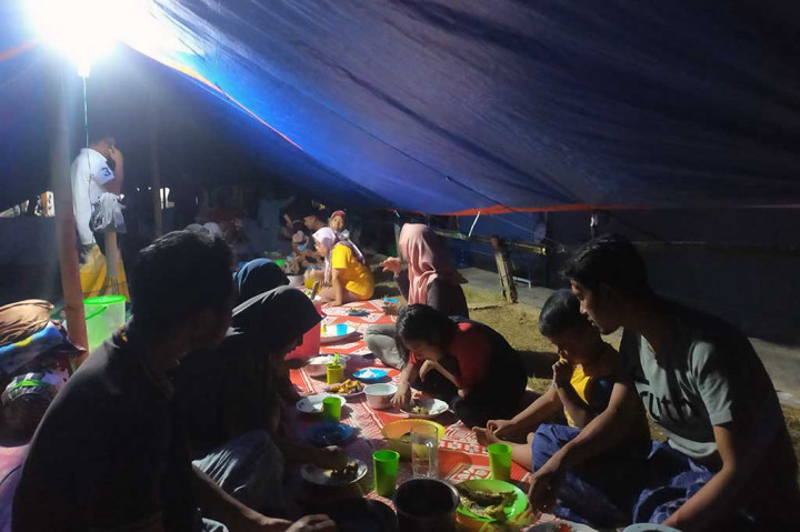 Suasana saat Ramadan pun tetap terasa meski mereka berada di tenda pengungsian. Umat muslim tampak berbuka puasa dengan makanan seadanya dan dalam suasana keprihatinan.