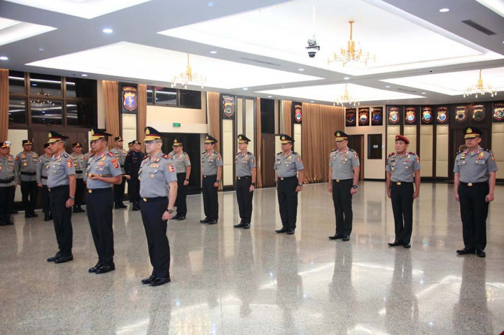 Kapolri Jenderal Listyo Sigit Prabowo menaikkan pangkat 11 perwira tinggi (pati) Polri. Upacara kenaikan pangkat dipimpin langsung oleh Kapolri di Ruang Rapat Utama (Rupatama) Mabes Polri, Rabu, 27 Maret 2024