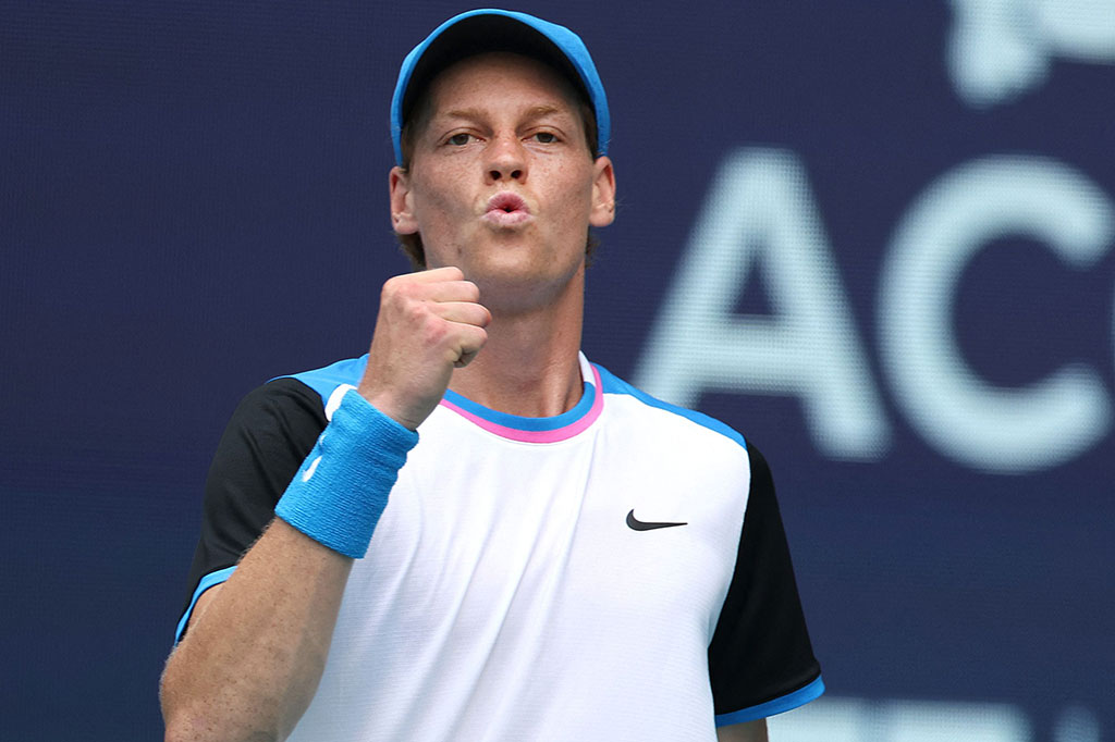 Jannik Sinner melaju ke semifinal keempatnya tahun ini dan meraih kemenangan pertandingan ke-20 yang memimpin musim ini di Miami Open, Kamis, 28 Maret 2024 WIB.