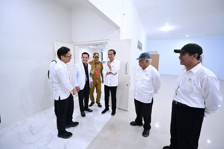 Turut mendampingi Presiden dalam kunjungan tersebut yakni Menteri Pertanian Andi Amran Sulaiman, Menteri Pekerjaan Umum dan Perumahan Rakyat Basuki Hadimuljono, Menteri Kesehatan Budi Gunadi Sadikin, Menteri Perhubungan Budi Karya Sumadi, Bupati Tolitoli Hi. Amran Hi. Yahya, dan Direktur RSUD Mokopido Abdul Kadir.