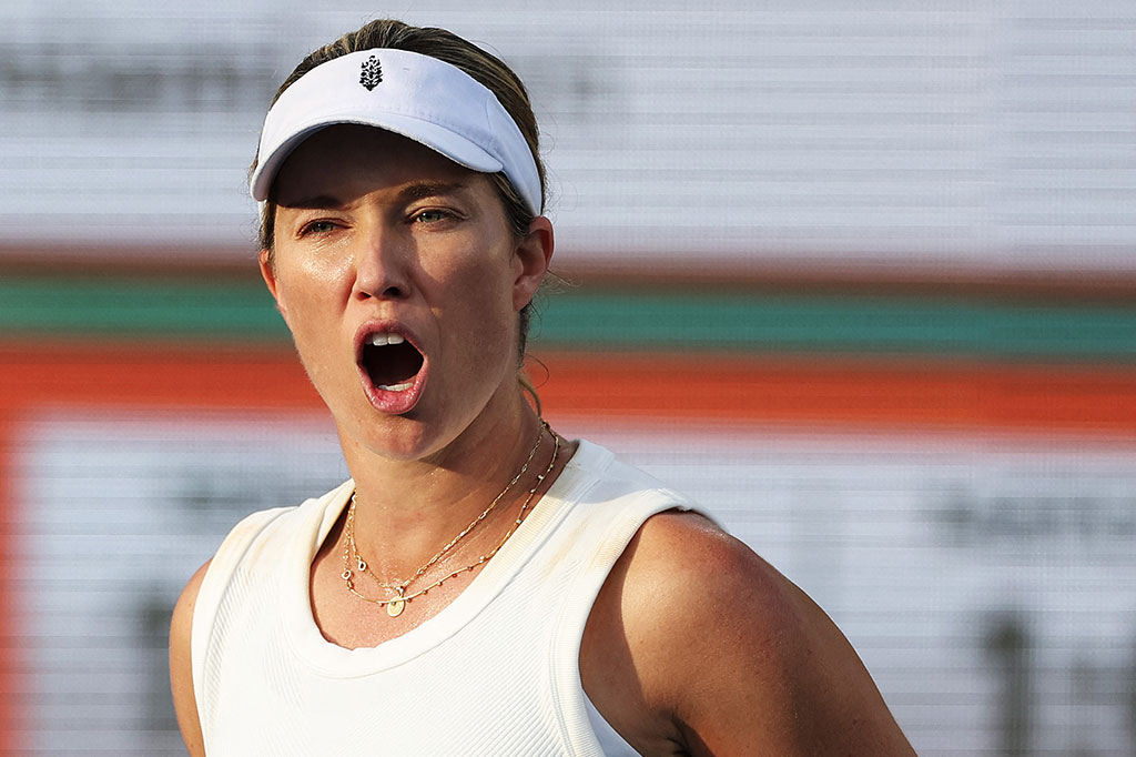 Petenis Amerika Danielle Collins melakukan selebrasi usai melaju ke semifinal Miami Open usai meraih kemenangan telak 6-3, 6-2 atas petenis Prancis Caroline Garcia di perempat final, Kamis, 28 Maret 2024 WIB.