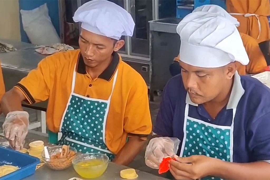Sedikitnya 15 warga binaan memproduksi kue lebaran di ruang kegiatan Tata Boga Lapas Pati. Mereka membuat nastar dan pastel dengan berbagai tugas mulai dari membuat adonan, memasukkan isian, hingga memasak dan mengemas.