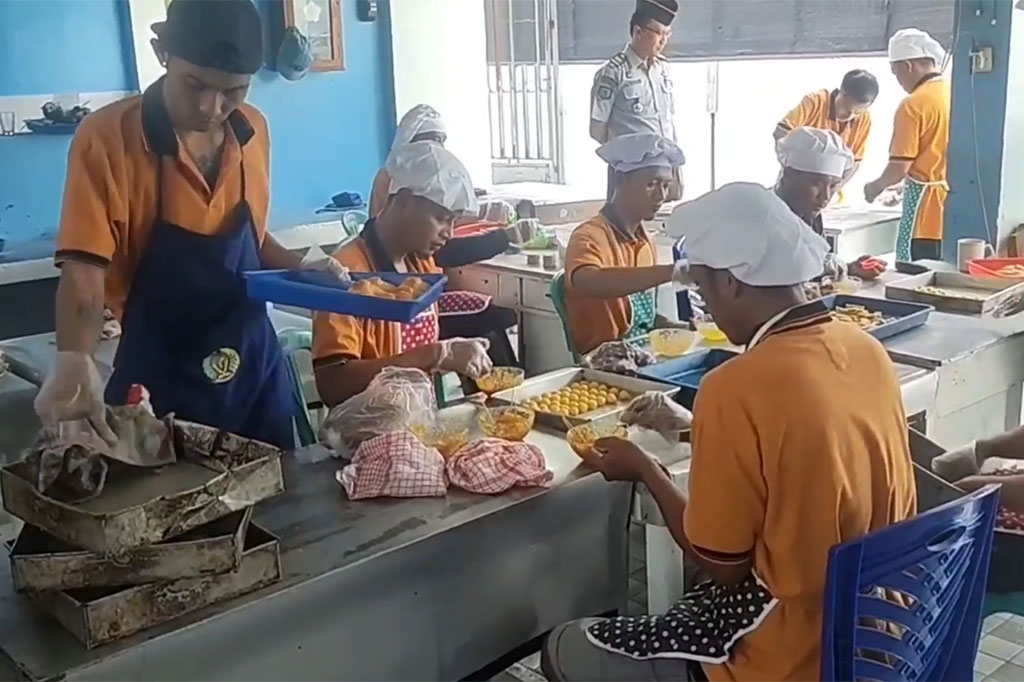 Tiap toples kue nastar hasil buatan napi dibanderol Rp29 ribu. Para napi mendapat 50 persen keuntungan dari hasil penjualan, 10 persen untuk PNBP, 20 persen untuk alat produksi, dan 20 persennya lagi untuk modal bahan baku.