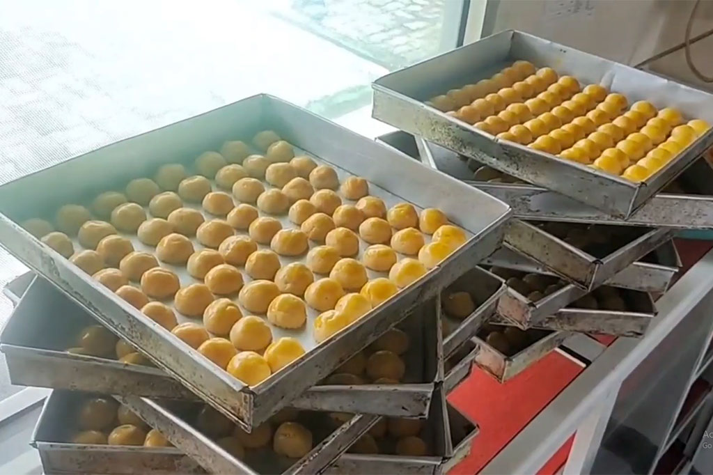 Meskipun pesanan membludak Lapas Pati masih bisa mengatasinya, karena program ini sudah berjalan selama tiga tahun. Program pembuatan kue kering di Lapas Pati memberikan manfaat bagi para napi, baik dalam hal keterampilan maupun penghasilan.