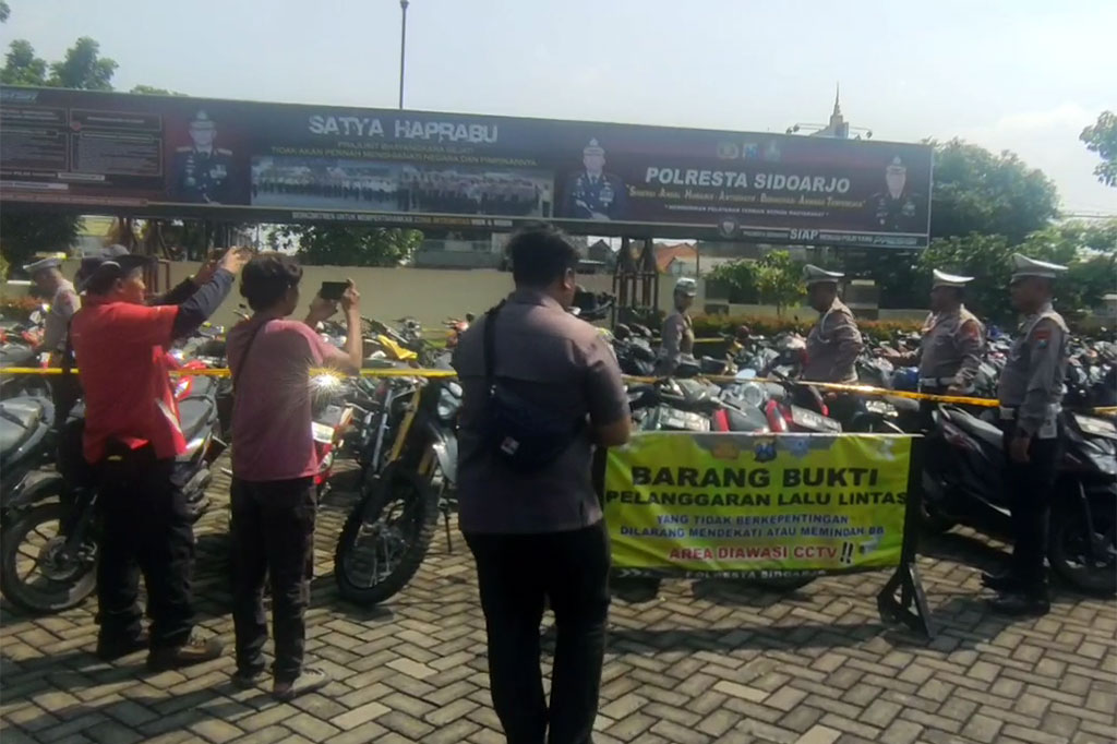 Aparat Satlantas Polresta Sidoarjo mengamankan 326 sepeda motor dari sejumlah lokasi balap liar. Ratusan motor yang diparkir di halaman Mapolresta Sidoarjo itu bisa diambil pemiliknya setelah menjalani sidang tilang dan mengembalikan spek motor sesuai pabrik.