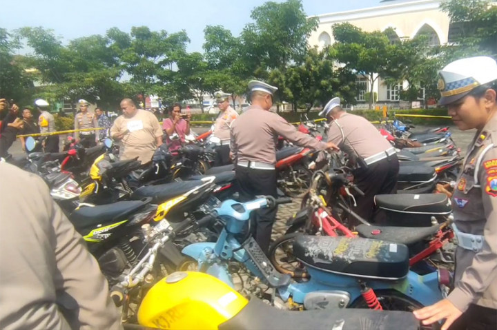 Ratusan unit motor yang diparkir di halaman Mapolresta Sidoarjo tersebut diamankan dari sejumlah lokasi balap liar pada 4 hingga 17 Maret, seperti dari Jalan Lingkar Mas perbatasan Surabaya-Sidoarjo, Jalan Jenggolo, Jalan Arteri Porong, dan eks Jalan Tol Jabon.