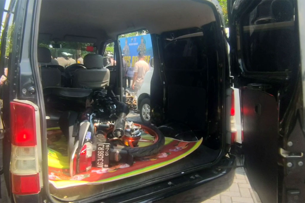 Selain 326 unit motor, polisi juga mengamankan dua unit mobil. Mobil itu digunakan untuk mengangkut sepeda motor yang akan digunakan untuk balap liar.