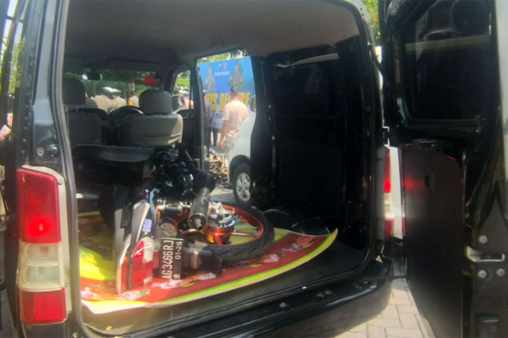 Selain 326 unit motor, polisi juga mengamankan dua unit mobil. Mobil itu digunakan untuk mengangkut sepeda motor yang akan digunakan untuk balap liar.