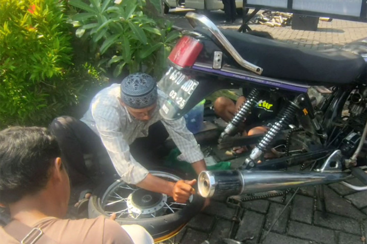 Tidak itu saja, para pemilik kendaraan yang kebanyakan kaum remaja juga harus membawa surat pernyataan tidak mengulangi perbuatannya. Surat pernyataan juga harus ditandatangani orang tua dan kepala desa.