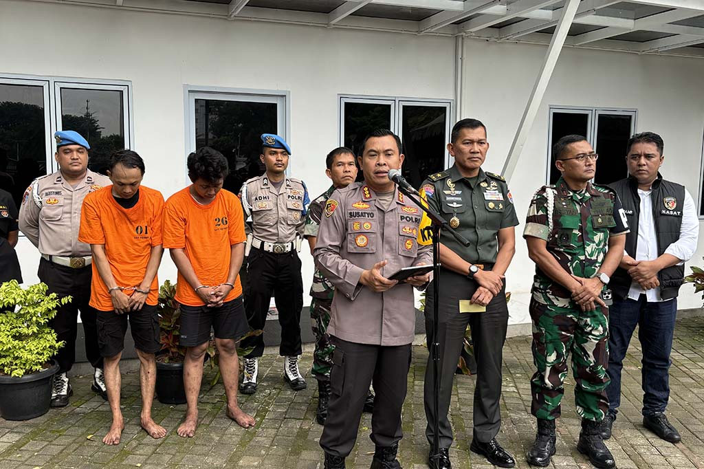 Sebanyak 14 anggota TNI dari berbagai kesatuan telah diamankan pihak Polisi Militer (PM) Kodam Jaya. Hal tersebut terkait kasus pengeroyokan terhadap empat warga sipil di depan Polres Metro Jakarta Pusat