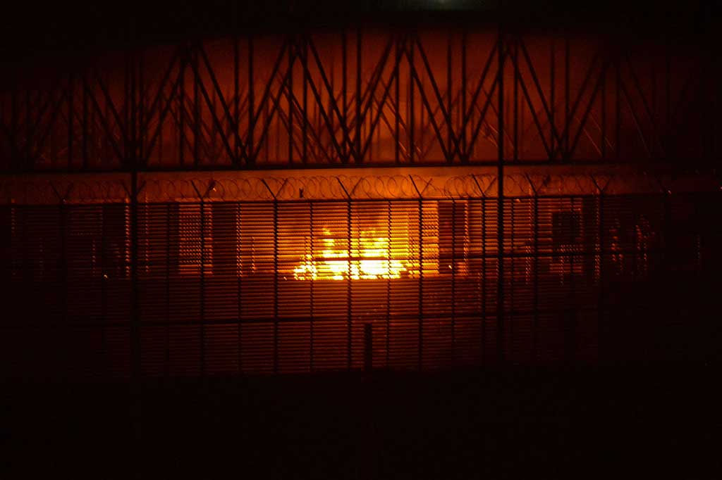 Penjara tersebut merupakan fasilitas yang sama tempat salah satu pemimpin geng paling ditakuti di negara itu melarikan diri pada Januari lalu. Penjara regional Guayaquil menjadi sorotan setelah Adolfo 'Fito' Macias, pemimpin salah satu geng paling kuat di negara itu, melarikan diri dari penjara. Dia hingga kini masih berkeliaran.