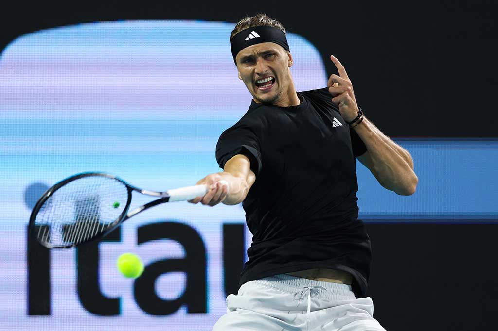 Marozsan, yang berada di peringkat 57 tetapi menuju ke 40 besar setelah meraih dua kemenangan atas petenis Top 10 di turnamen tersebut, yakni kemenangan atas Holger Rune dan Alex de Minaur, kesulitan mengatasi servis Zverev di set pembuka.