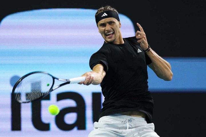 Marozsan, yang berada di peringkat 57 tetapi menuju ke 40 besar setelah meraih dua kemenangan atas petenis Top 10 di turnamen tersebut, yakni kemenangan atas Holger Rune dan Alex de Minaur, kesulitan mengatasi servis Zverev di set pembuka.