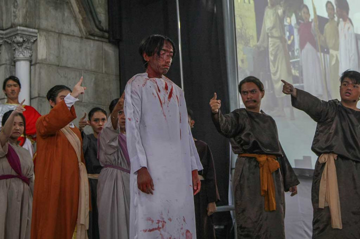 Umat Katolik menggelar dramaturgi Jalan Salib pada peringatan Jumat Agung di Gereja Katedral, Jakarta, Jumat, 29 Maret 2024. Drama penyaliban Yesus yang digelar dengan 14 titik pemberhentian itu merupakan rangkaian ibadah Jumat Agung dalam memperingati wafatnya Yesus atau Paskah. 