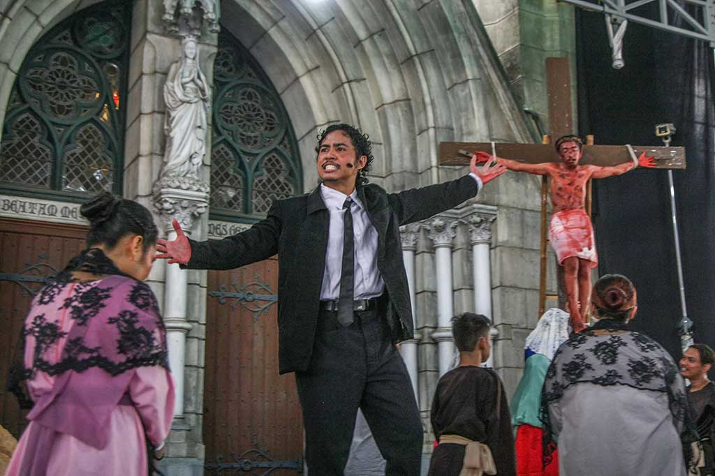 Ia menjelaskan prosesi Jalan Salib Kreatif diperankan oleh kurang lebih 60 orang muda-mudi Gereja Katedral dengan 25 orang diantaranya merupakan para aktor, sedangkan sisanya meliputi sutradara dan kru.