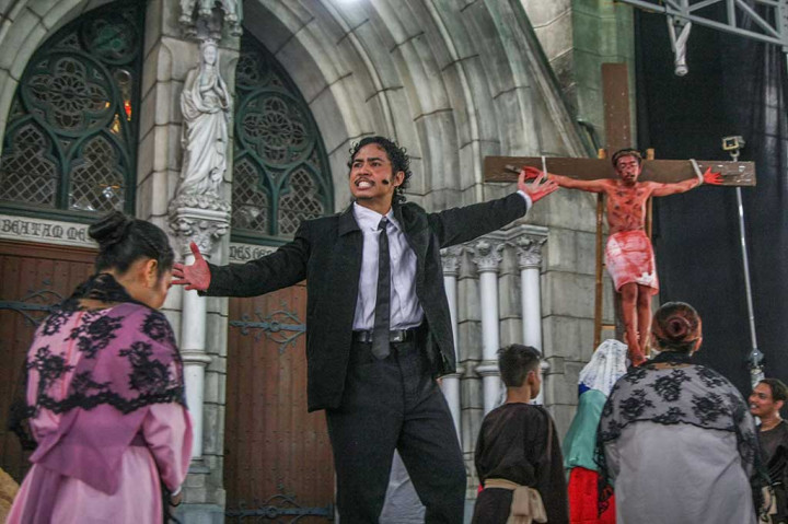 Ia menjelaskan prosesi Jalan Salib Kreatif diperankan oleh kurang lebih 60 orang muda-mudi Gereja Katedral dengan 25 orang diantaranya merupakan para aktor, sedangkan sisanya meliputi sutradara dan kru.