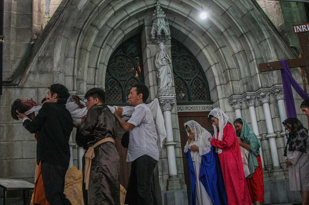 Setelah prosesi Jalan Salib, ibadat Jumat Agung pada perayaan Tri Hari Suci Paskah di Gereja Katedral nantinya dilanjutkan dengan tiga misa, yakni pukul 12.00, 15.00, dan 18.00 WIB.