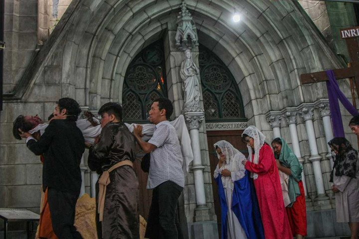 Setelah prosesi Jalan Salib, ibadat Jumat Agung pada perayaan Tri Hari Suci Paskah di Gereja Katedral nantinya dilanjutkan dengan tiga misa, yakni pukul 12.00, 15.00, dan 18.00 WIB.