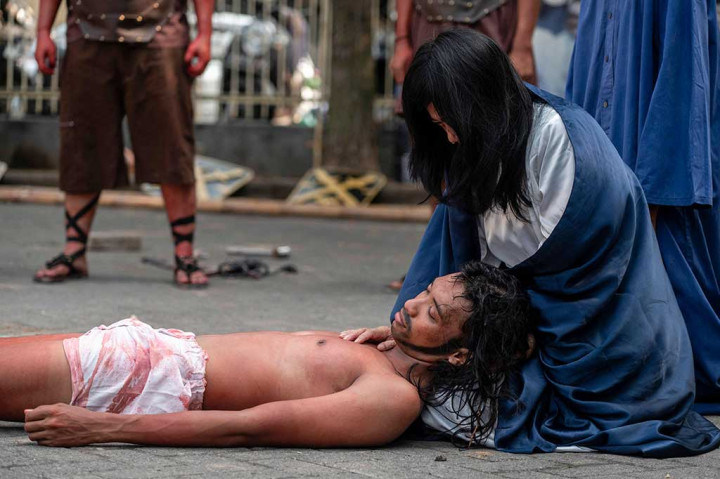 Oleh karena itu, lanjutnya, selama masa Prapaskah mereka diajak untuk bertobat dan memperbaharui hidup dan merenungkan kembali sebagai murid-murid Kristus. 