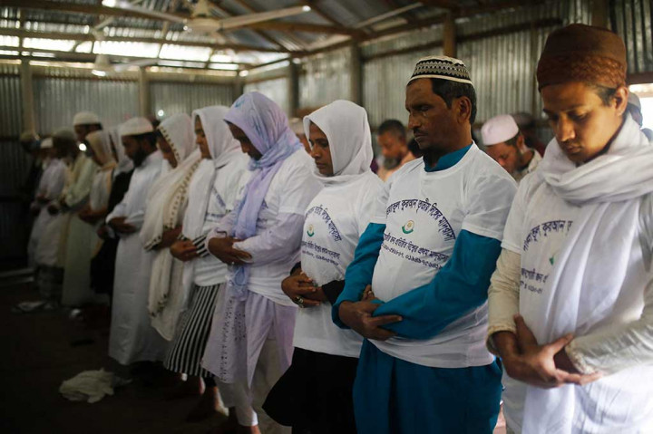 Tidak diperbolehkan ikut beribadah salat dengan umat muslim lainnya, anggota komunitas hijra transgender Bangladesh disambut di sebuah masjid baru di negara mayoritas Muslim tersebut, dengan janji beribadah tanpa diskriminasi.