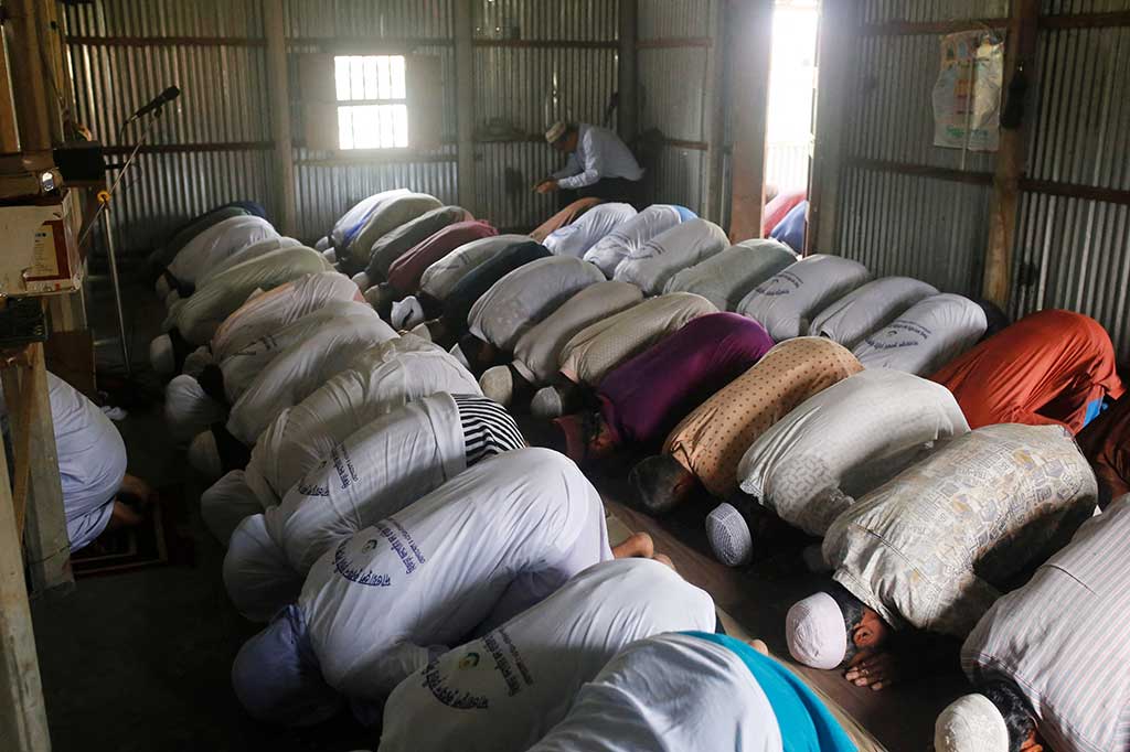 Dengan struktur bangunan sederhana – sebuah gudang dengan satu kamar berdinding dan atap berlapis seng – masjid tersebut adalah pusat komunitas baru bagi kelompok minoritas, yang telah menikmati pengakuan hukum dan politik yang lebih besar dalam beberapa tahun terakhir, namun masih mendapat perlakuan diskriminatif.