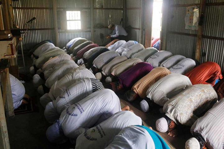 Dengan struktur bangunan sederhana – sebuah gudang dengan satu kamar berdinding dan atap berlapis seng – masjid tersebut adalah pusat komunitas baru bagi kelompok minoritas, yang telah menikmati pengakuan hukum dan politik yang lebih besar dalam beberapa tahun terakhir, namun masih mendapat perlakuan diskriminatif.