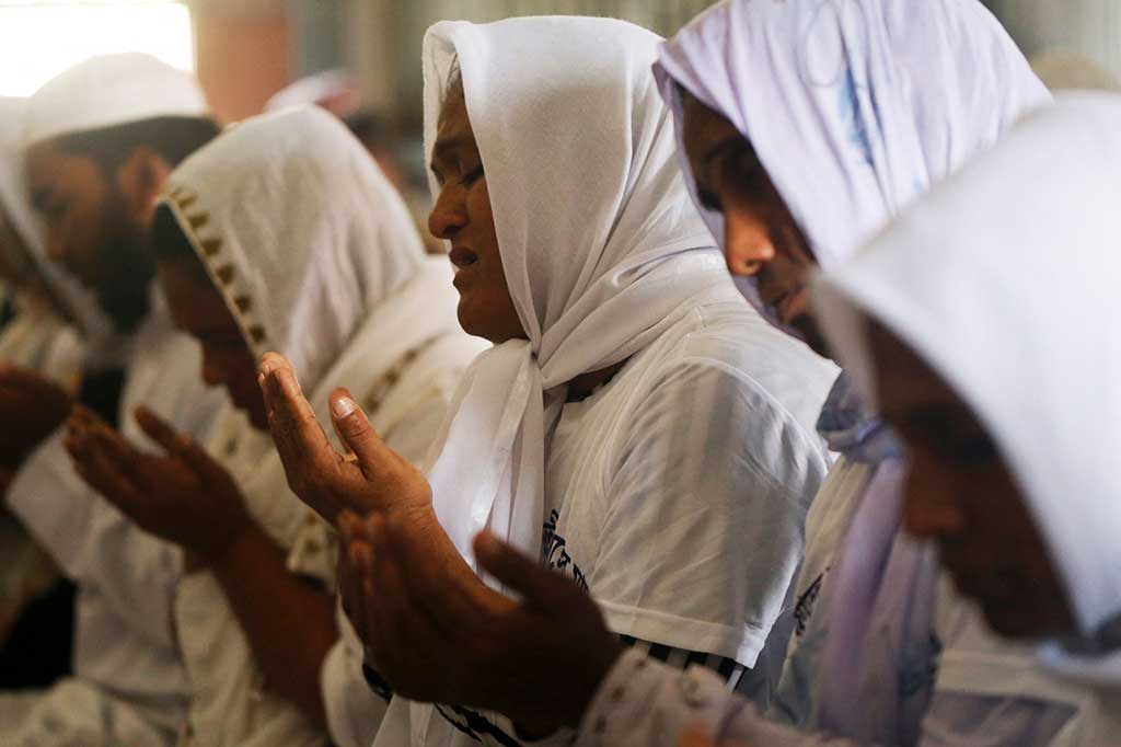 “Mulai sekarang, tidak ada yang bisa menolak hijra untuk salat di masjid kami,” kata pemimpin komunitas Joyita Tonu dalam pidatonya di depan jamaah yang memadati masjid. “Tidak ada yang bisa mengejek kami,” tambah transgender wanita berusia 28 tahun tersebut.
