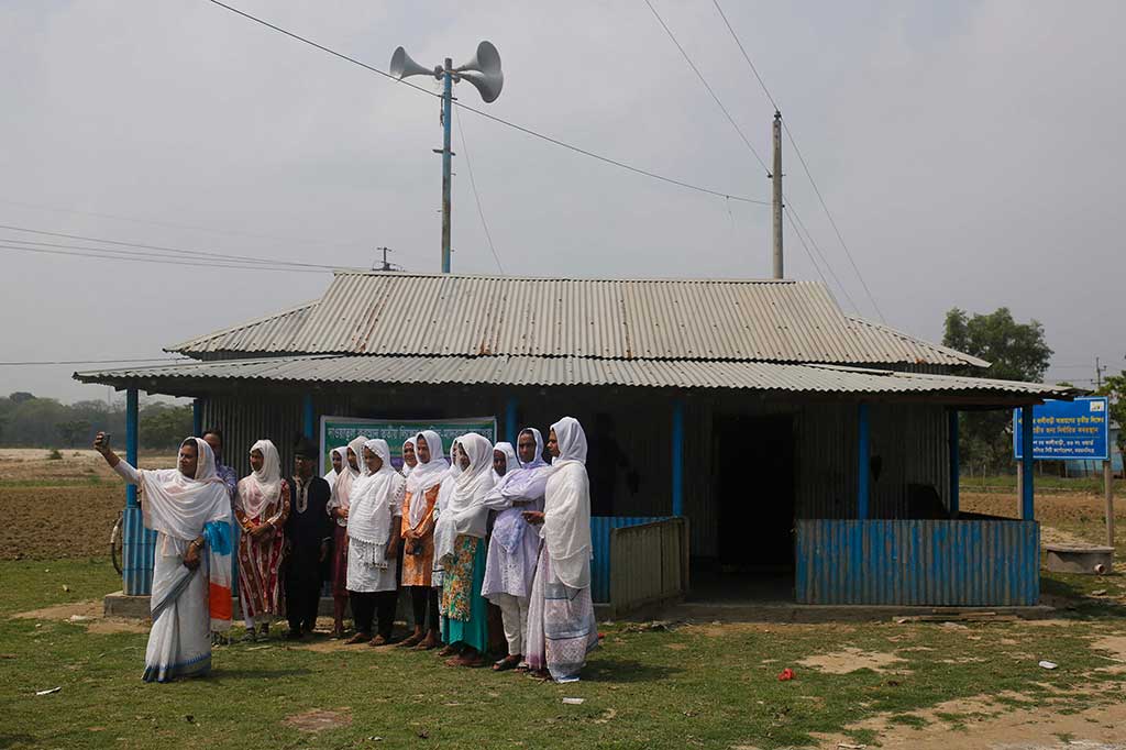 Masjid dekat Mymensingh, sebelah utara ibu kota Dhaka di tepi sungai Brahmaputra, dibangun di atas tanah sumbangan pemerintah setelah komunitas hijra kota itu diusir dari jemaah yang sudah mapan.