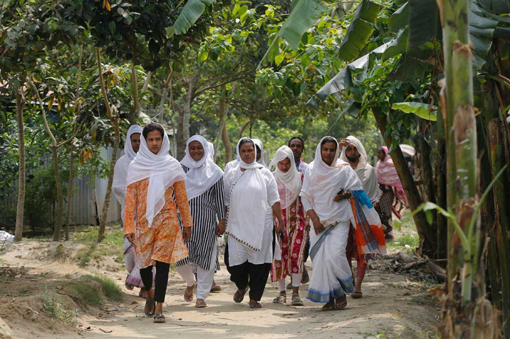 Namun ketika dia keluar sebagai hijra, sebutan bagi perempuan transgender di Asia Selatan, dia dilarang salat di masjid.