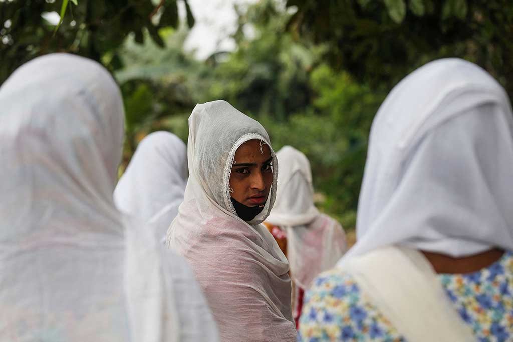 “Orang-orang akan mengatakan kepada kami: 'Mengapa kalian orang-orang hijra di sini, di masjid? Kalian harus salat di rumah. Jangan datang ke masjid',” kata Sonia kepada AFP.