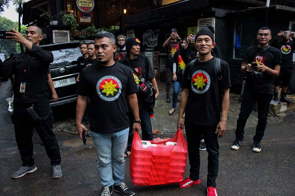 Sambung tali silaturahmi dan sebagai bentuk kepedulian di bulan Ramadan, komunitas pecinta musik Dewa 19, Baladewa Indonesia Raya Official mengadakan kegiatan berbagi takjil gratis dan buka bersama di Wisma Dewa 19, Pondok Indah, Jakarta Selatan, Jumat, 29 Maret 2024.