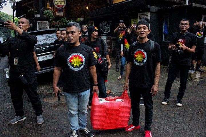 Sambung tali silaturahmi dan sebagai bentuk kepedulian di bulan Ramadan, komunitas pecinta musik Dewa 19, Baladewa Indonesia Raya Official mengadakan kegiatan berbagi takjil gratis dan buka bersama di Wisma Dewa 19, Pondok Indah, Jakarta Selatan, Jumat, 29 Maret 2024.